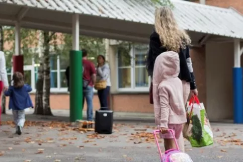 Les enfants rentrent à l'école 